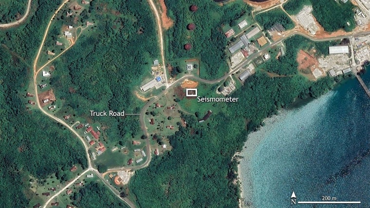 La imagen de satélite muestra cómo una carretera de la isla Manus pasa junto a la estación sísmica que supuestamente captó las vibraciones causadas por el meteoro de 2014