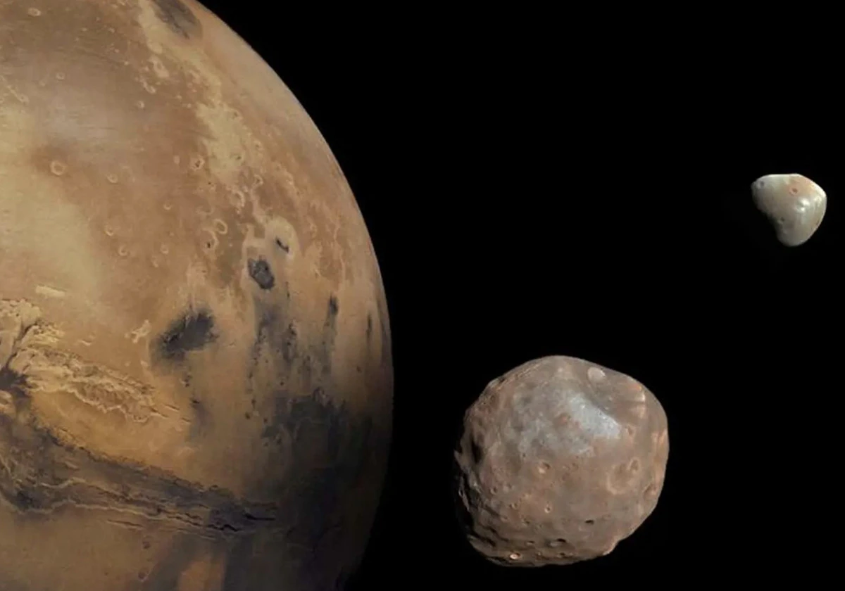 En la ilustración, Marte con sus dos satélites, Fobos y Deimos