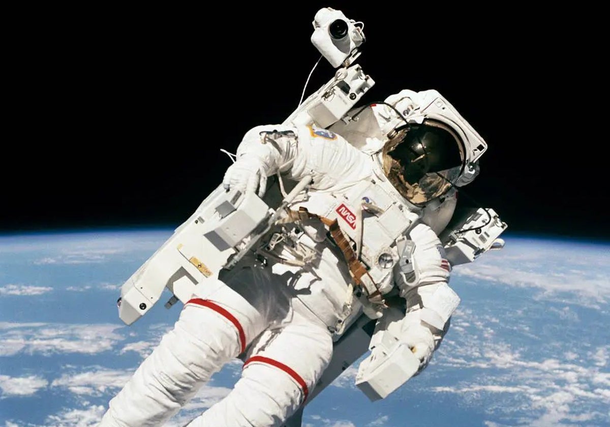 El astronauta de la NASA Bruce McCandless II fuera del transbordador espacial Challenger en una misión del transbordador espacial en 1984