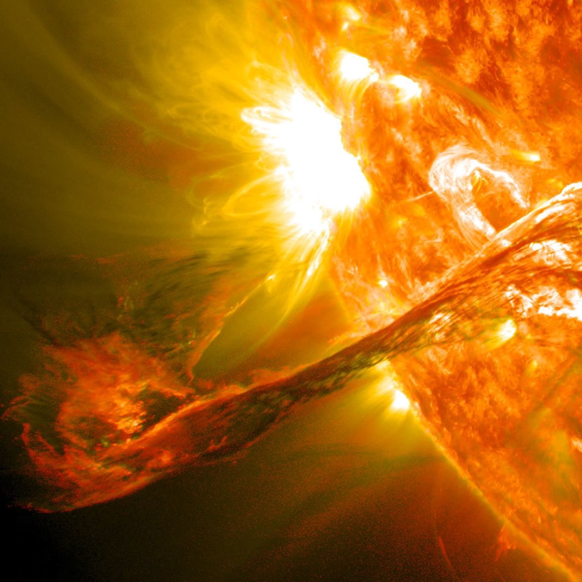 Esta espectacular eyección de masa coronal fue fotografiada en agosto de 2012 por la nave Solar Dynamics Observatory, de la NASA. La ardiente nube de plasma, que en aquella ocasión no apuntó a la Tierra, de desplazó a una velocidad de 15 km/s