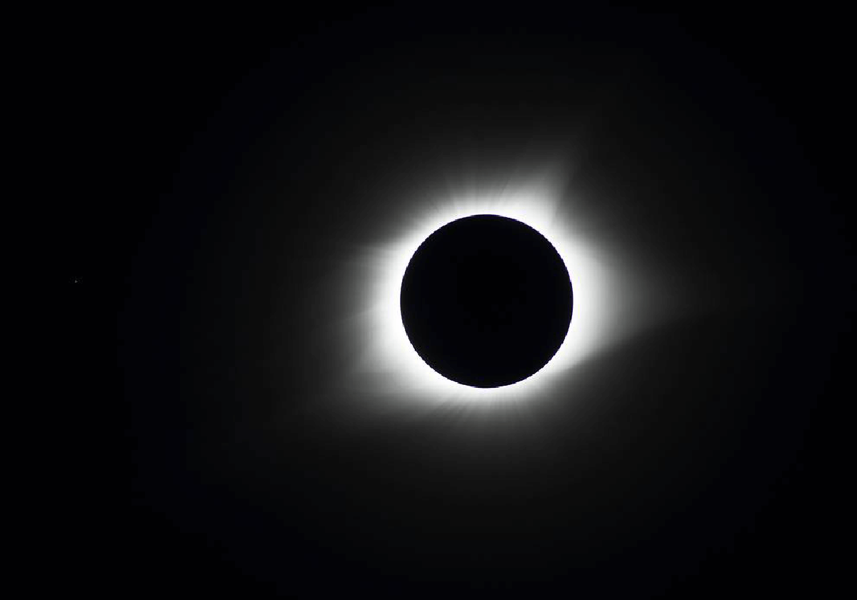 Un eclipse solar total se produce cuando la Luna se sitúa directamente entre la Tierra y el Sol