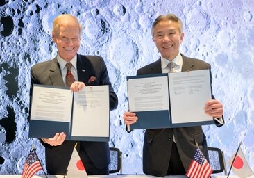 El administrador de la NASA, Bill Nelson, izquierda, y el ministro de Educación, Cultura, Deportes, Ciencia y Tecnología de Japón, Masahito Moriyama, sostienen copias firmadas de un acuerdo histórico entre Estados Unidos y Japón para promover la exploración humana sostenible de la Luna