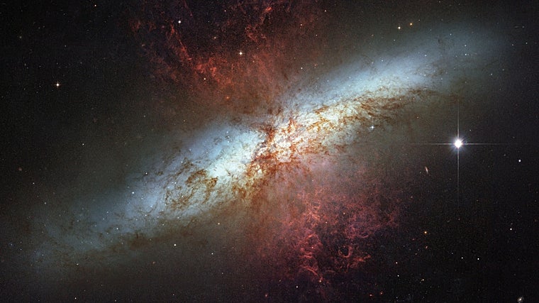 Imagen del Telescopio Espacial Hubble de M82, una brillante galaxia en la que tiene lugar una intensa formación estelar