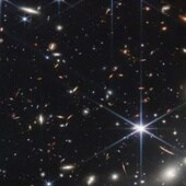 Miles de galaxias son visibles en esta espectacular imagen de campo profundo del telescopio espacial James Webb. En las distancias cósmicas, la gravedad parece no funcionar como debiera