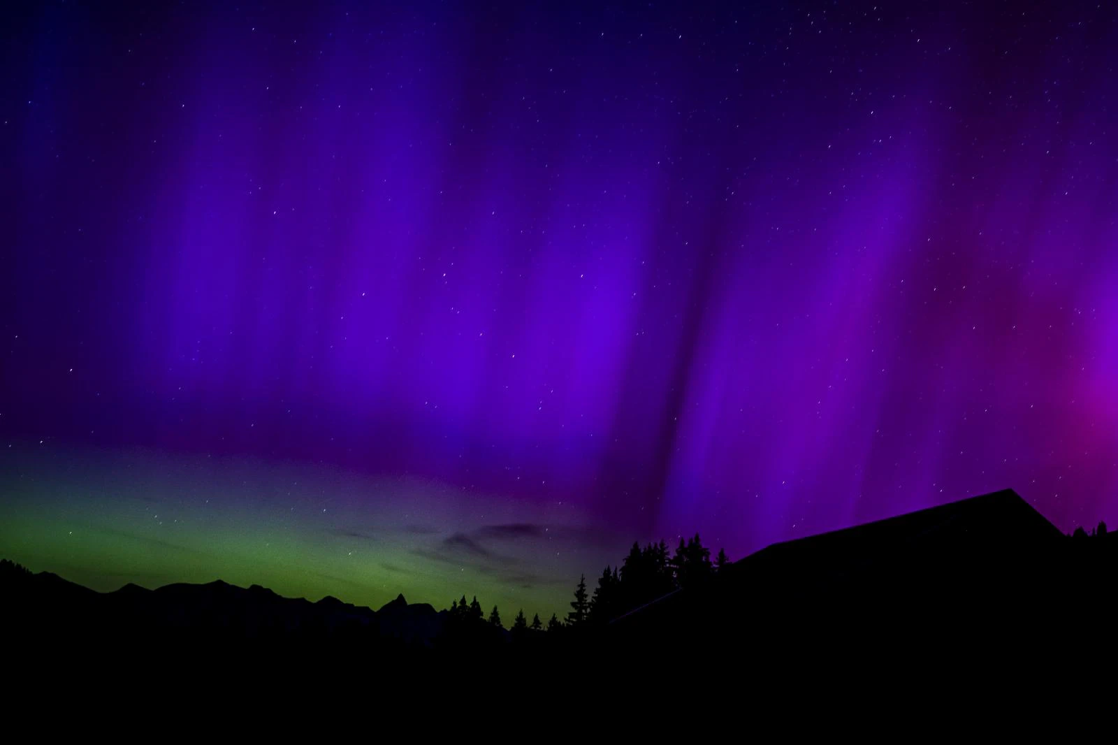 Aurora boreal en Paso le Col Des Mosses, Suiza