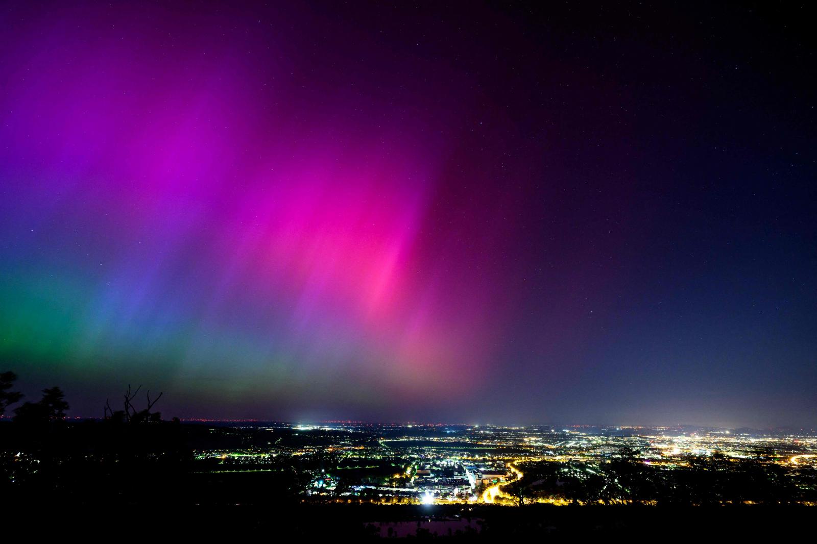 La aurora boreal ilumina el cielo de Viena, Austria