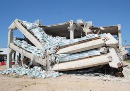 Edificio prefabricado a escala real, parcialmente colapsado tras la simulación de un desastre