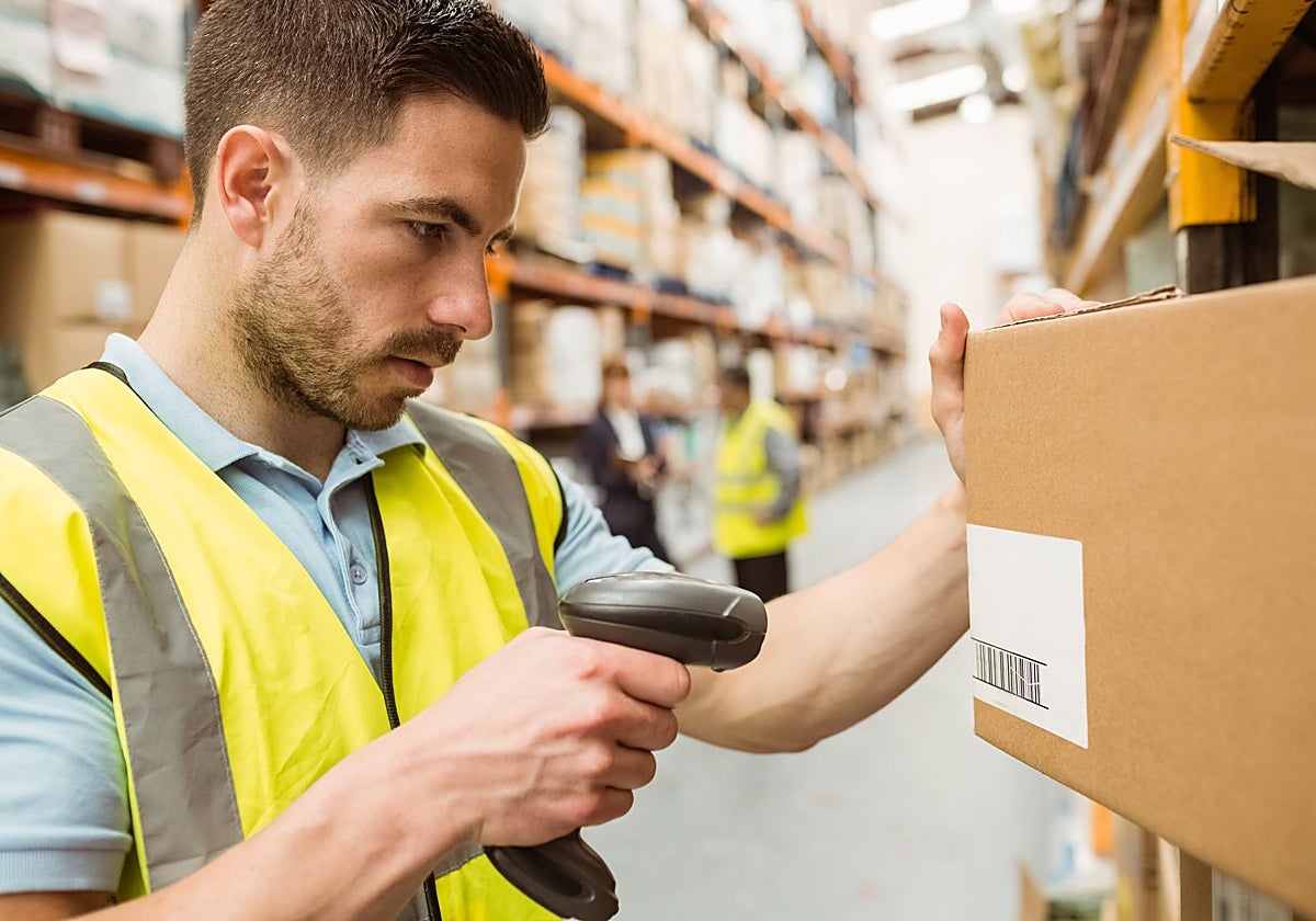 Un empleado escanea un producto con un código de barras