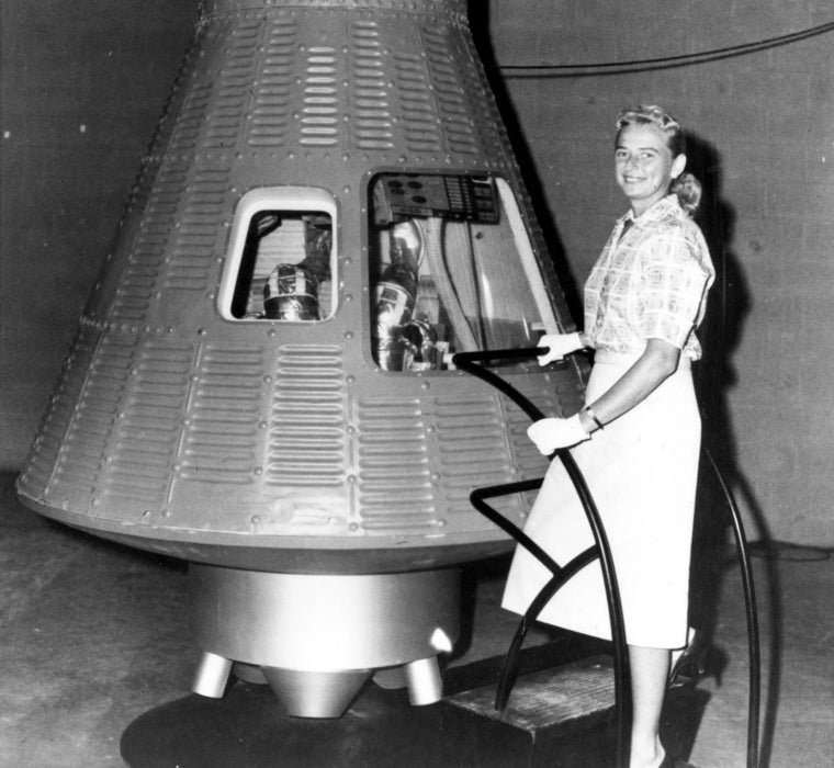 Jerrie Cobb junto a una cápsula espacial en tacones y vestido para un reportaje