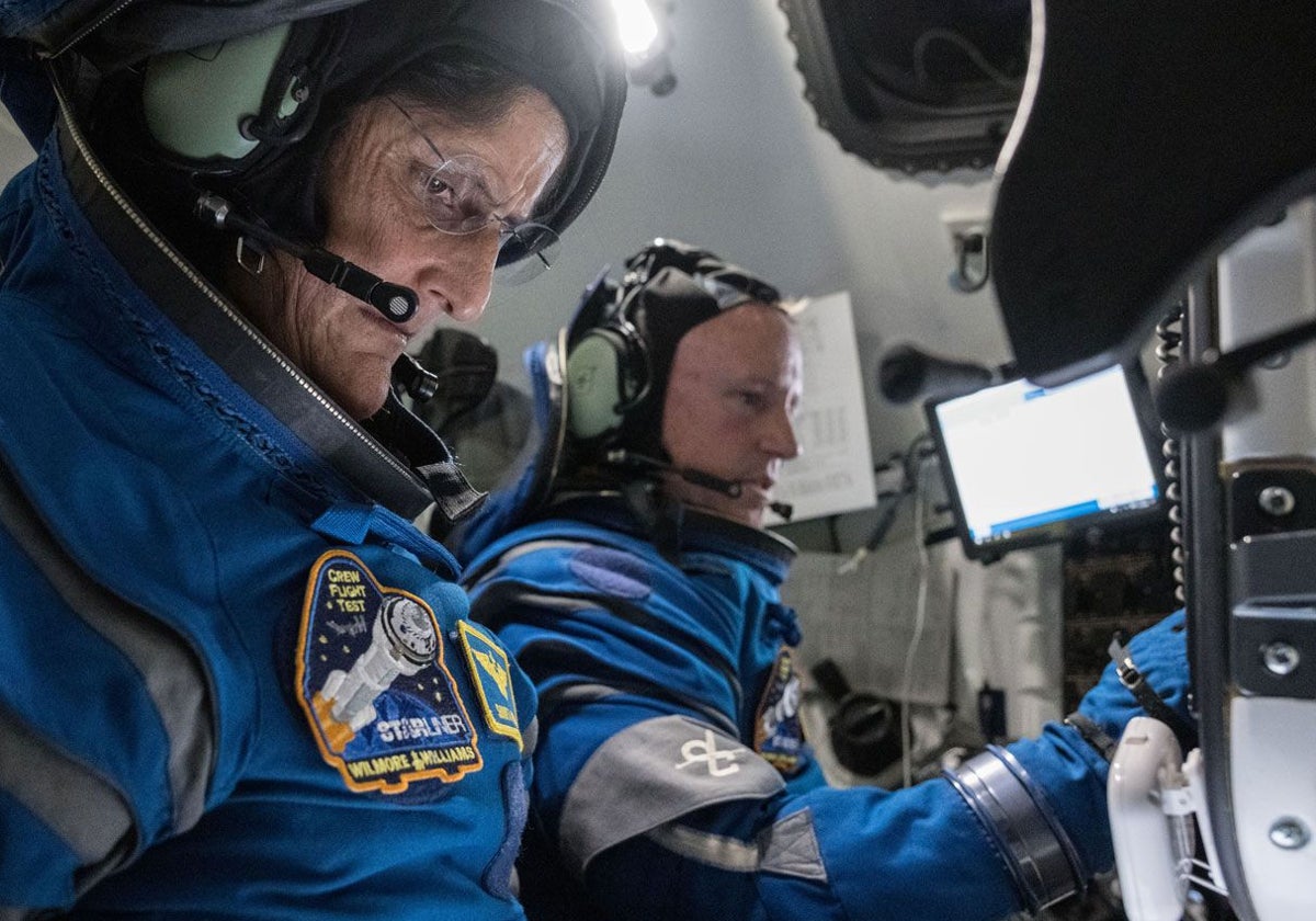 Los astronautas Suni Williams (primer plano) y Butch Wilmore dentro de la Starliner