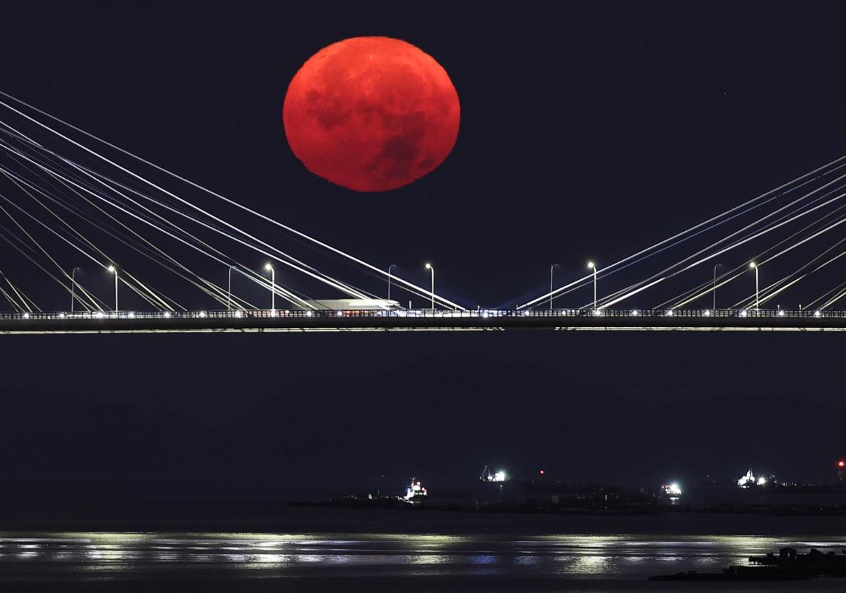 Superluna del Esturión sobre el puente de Rande en Vigo