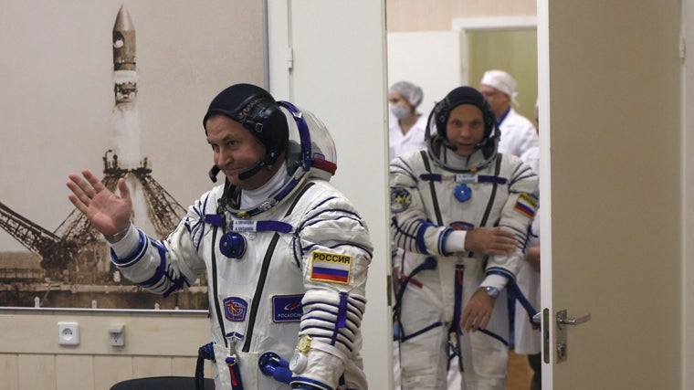 Los cosmonautas Alexey Ovchinin e Ivan Vagner asisten a la revisión de sus trajes espaciales antes del lanzamiento de la Soyuz MS-26