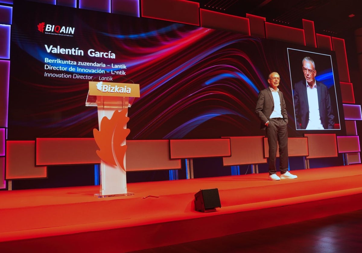 El director de Lantik, Valentín García, sobre el escenario del Bilbao Exhibition Centre