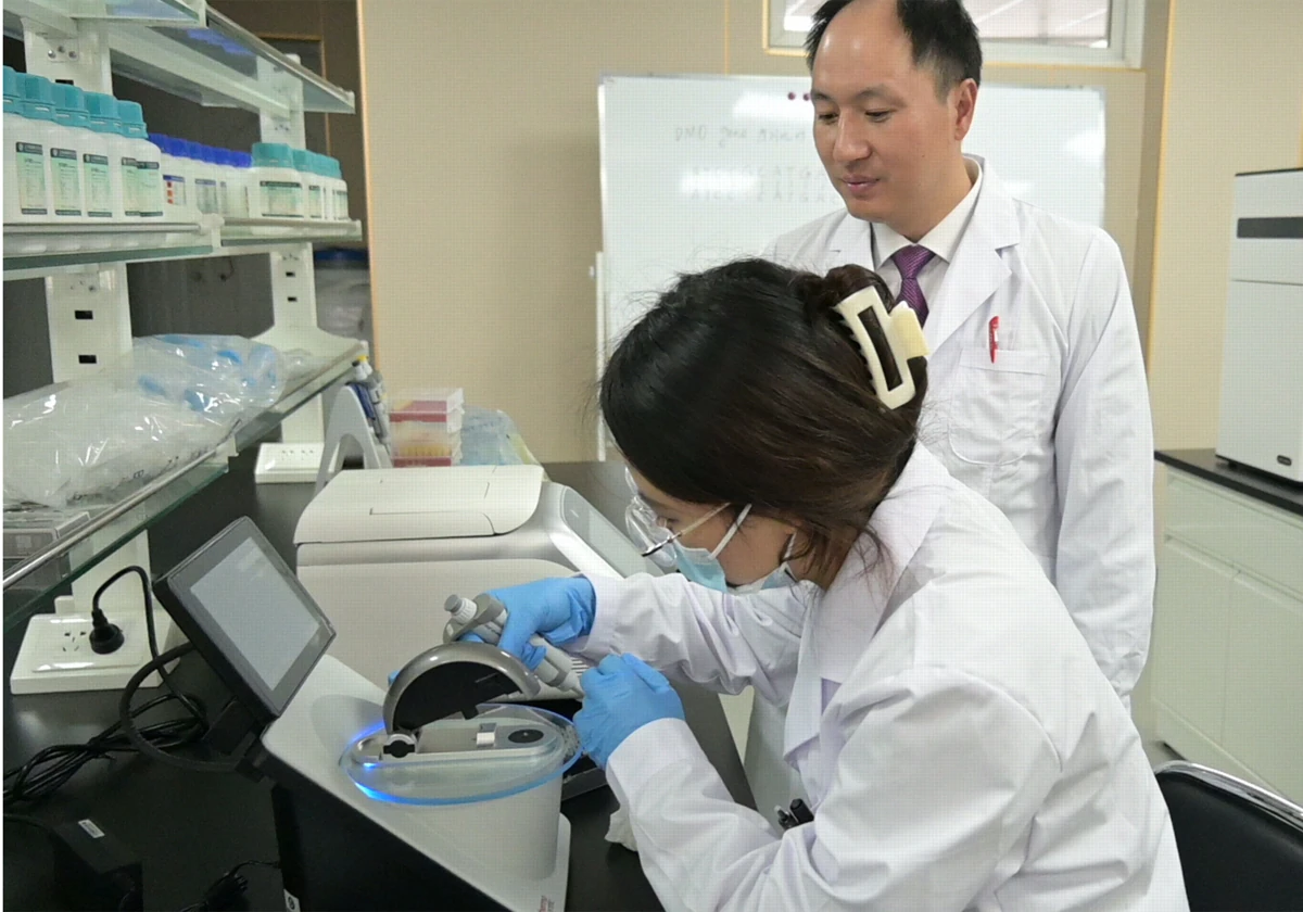 He Jiankui supervisa a una colaboradora en su laboratorio de Sanya