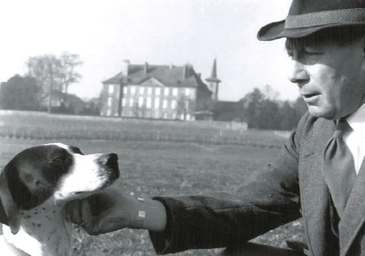 George de Mestral paseaba por el campo con su perro cuando observó como unas semillas se adherían al pelaje del animal