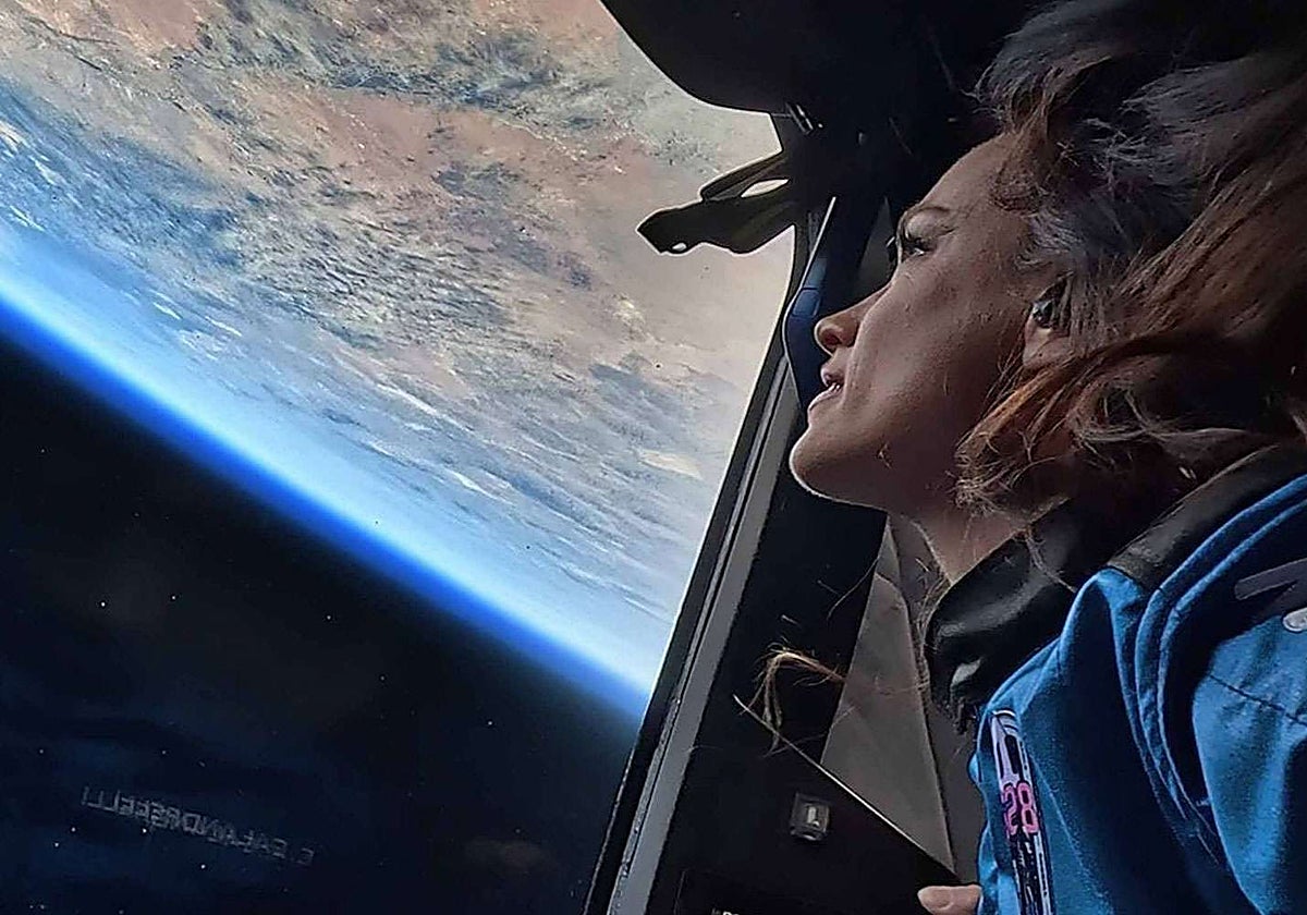 Emily Calandrelli contempla la Tierra durante su viaje al espacio con Blue Origin