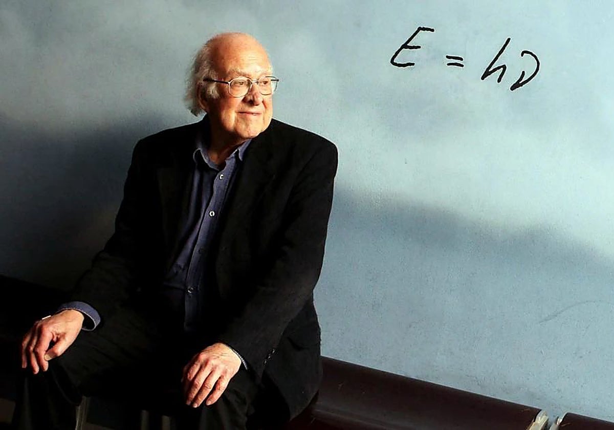 El físico británico Peter Higgs, autor de la teoría del «bosón de Higgs» posa para Efe en el CosmoCaixa