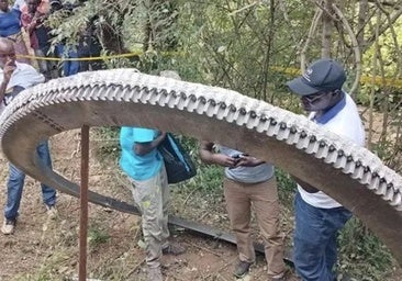 Cae del cielo un anillo de 2'5 metros y media tonelada en una aldea de Kenia