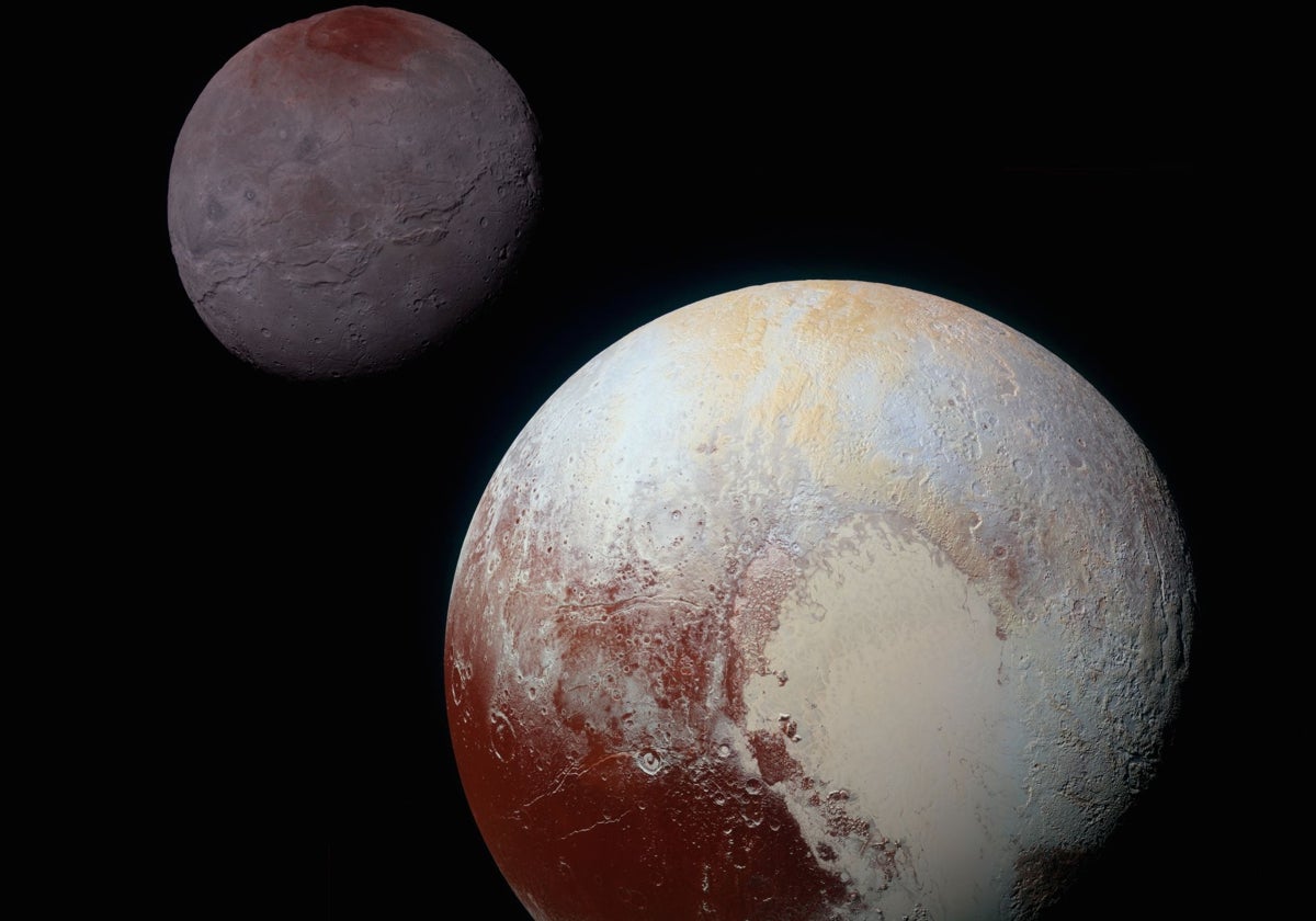 Plutón y su luna Caronte, fotografiados por la nave New Horizons