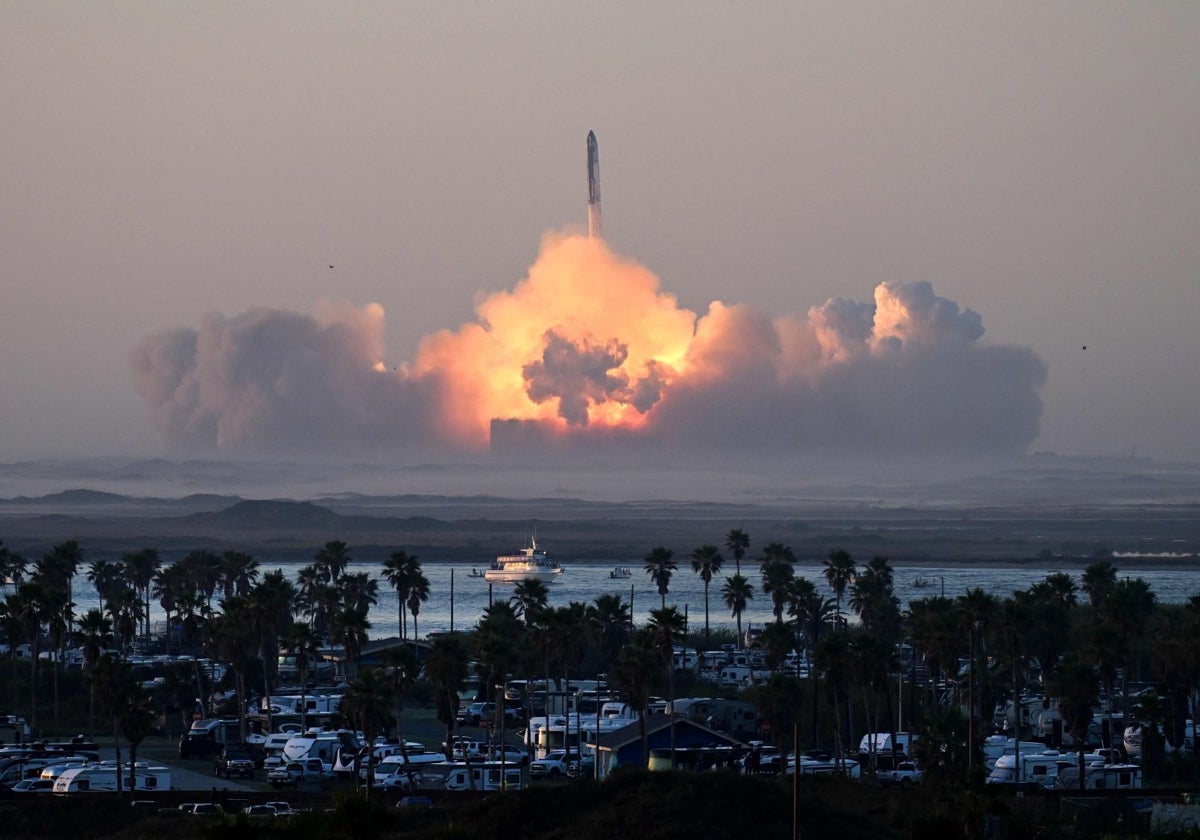 Despegue del cohete Starship durante una de sus pruebas