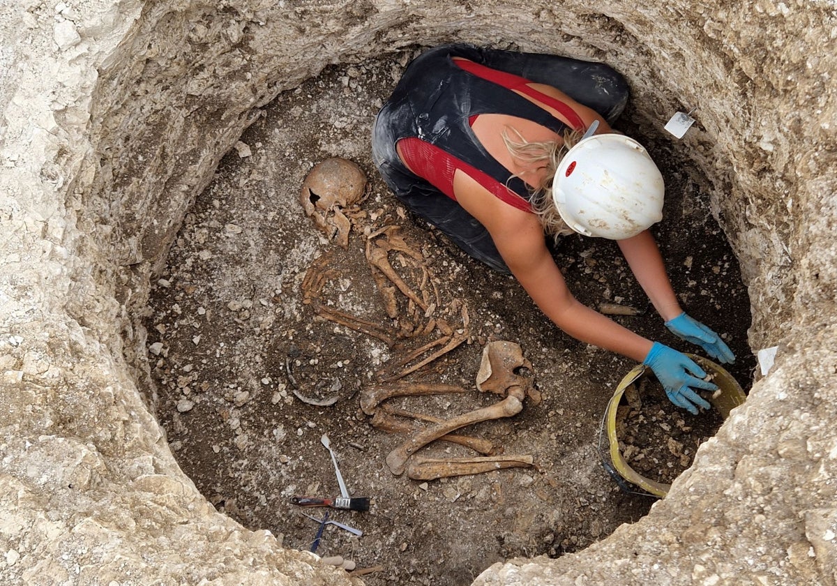 Excavación de un enterramiento de durotrigios de finales de la Edad del Hierro en Winterborne Kingston