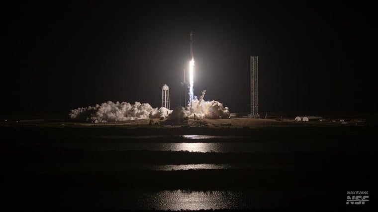 Eol Falcon 9 en el momento de su despegue, con las dos misiones lunares a bordo
