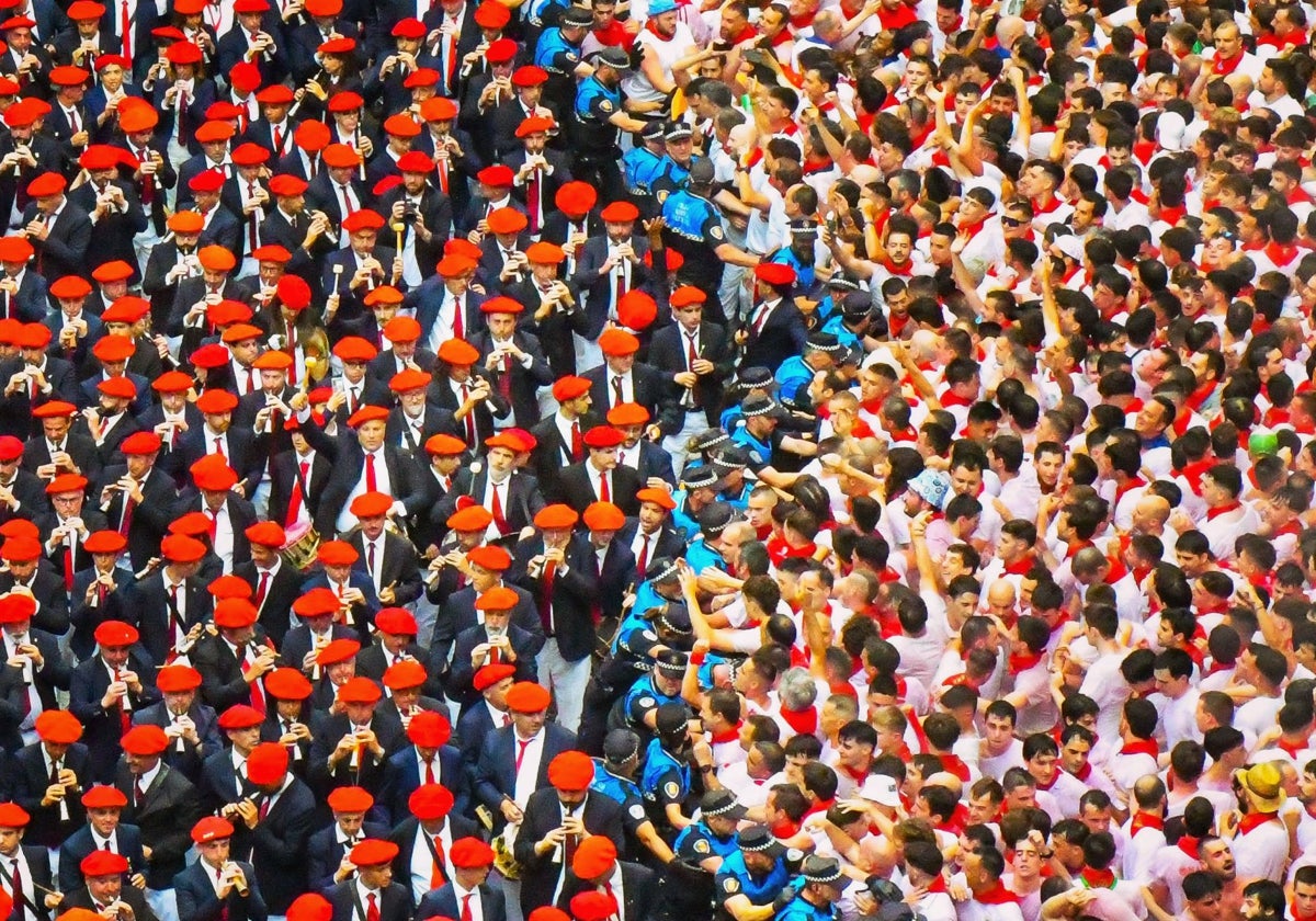 La multitud congregada en la plaza consistorial de Pamplona para celebrar el chupinazo de San Fermín