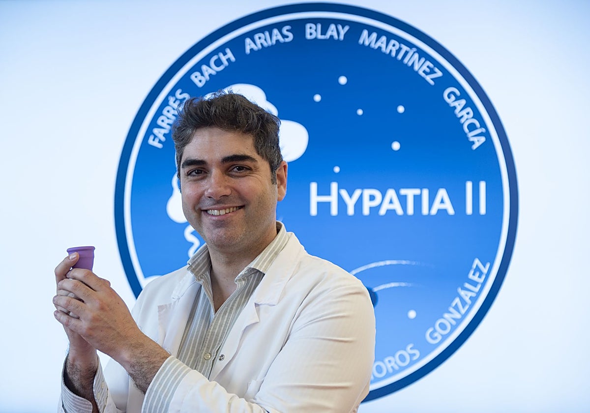 El doctor Josep Perelló del Hospital de Sant Pau con una copa menstrual similar a la del proyecto