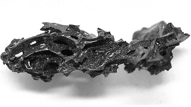 Un fragmento del vidrio orgánico hallado en el interior de un cráneo en Herculano