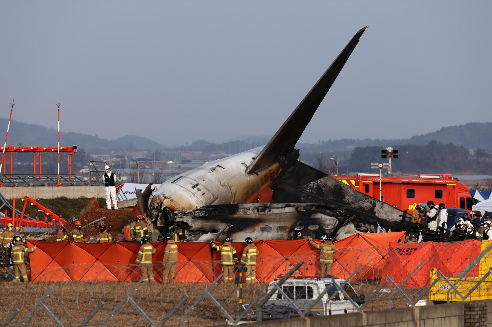 El avión de Jeju Air chocó contra un muro en el aeropuerto de Muan