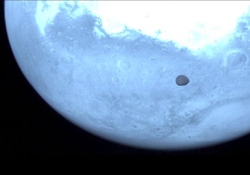 La nave Hera sobrevuela Marte y capta la cara oculta de Deimos, su luna más enigmática