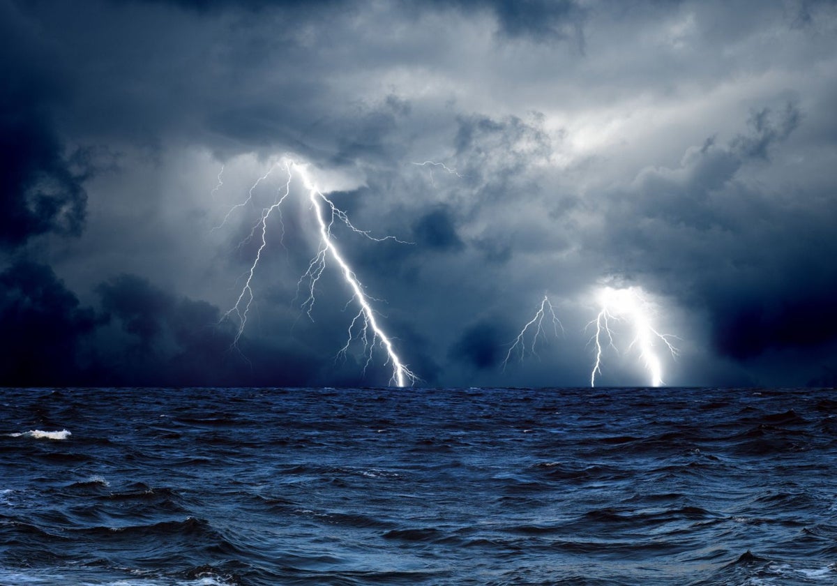 Rayos cayendo en el mar