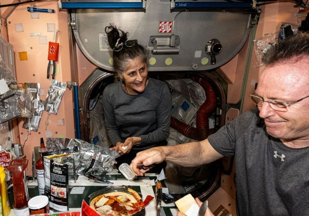 Esta imagen de Suni Williams junto a Butch Williams en la ISS desató los rumores sobre los problemas de salud de la astronauta. Tanto la NASA como ella los han desmentido