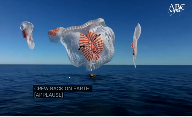 Momento en el que se da el aterrizaje por exitoso, tras corroborar el buen estado de la nave y su tripulación, a flote sobre el mar