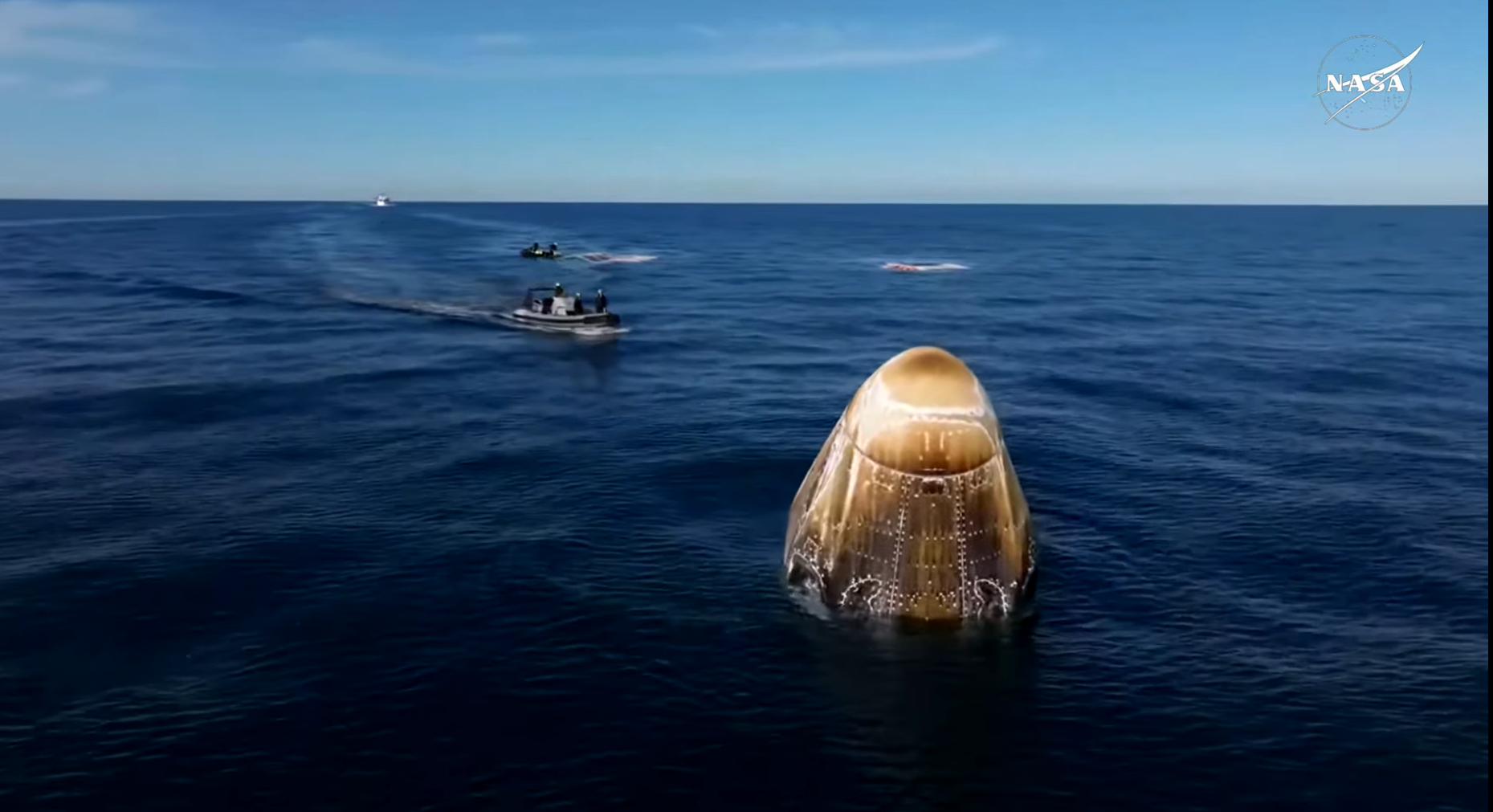 El equipo de rescate acude al punto de amerizaje de la nave, para escoltar a sus tripulantes finalmente a tierra firme