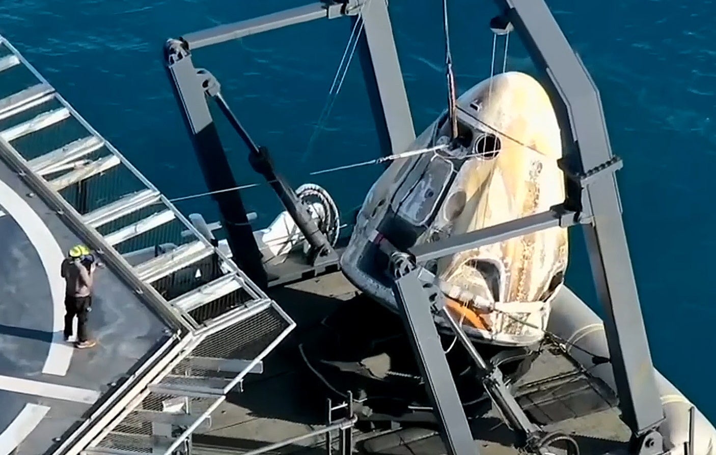 La nave Crew-9 es rescatada del mar, junto con su tripulación