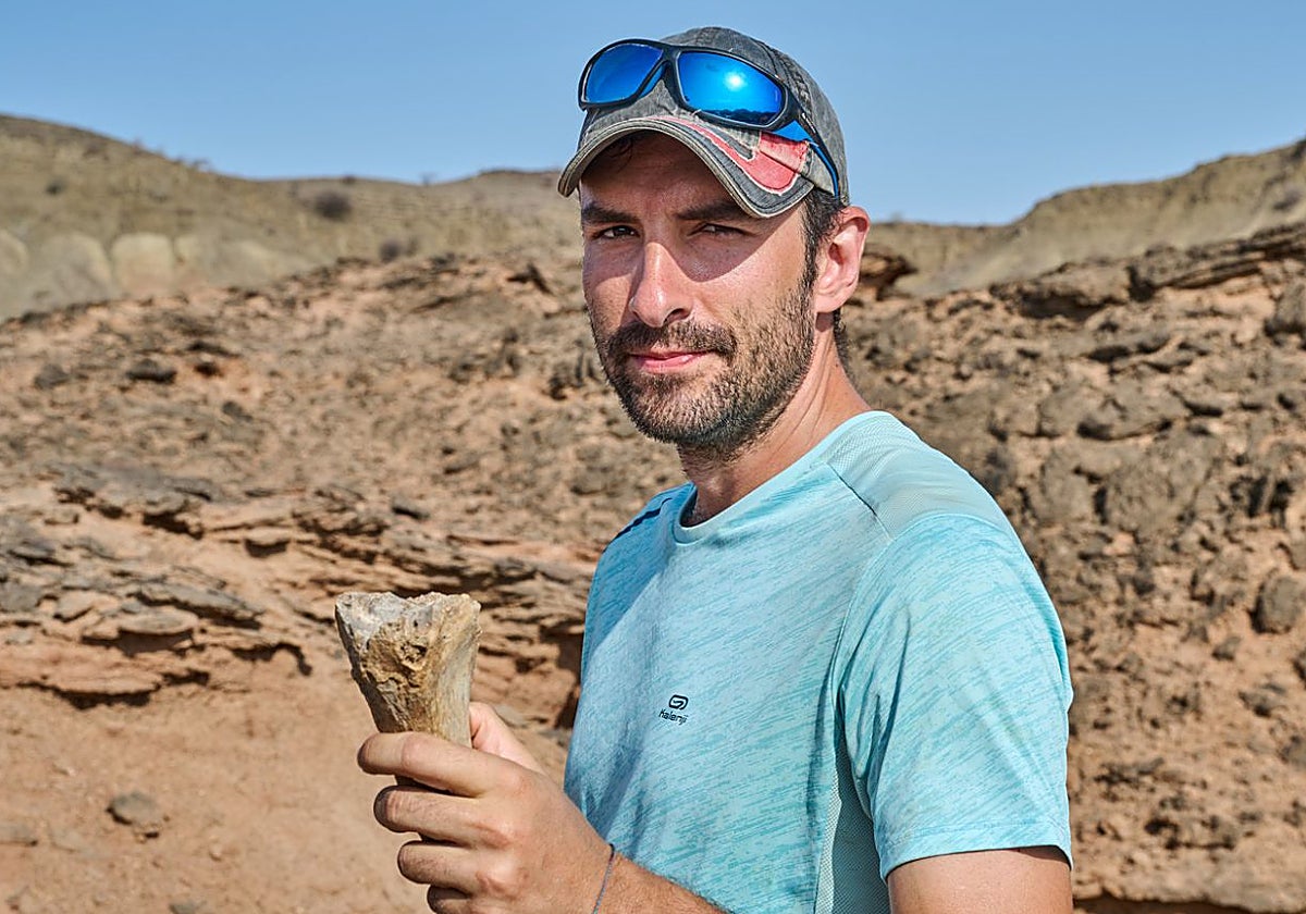 Ignacio A. Lazagabaster muestra un fósil en el yacimiento de Lothagam, en el lago Turkana