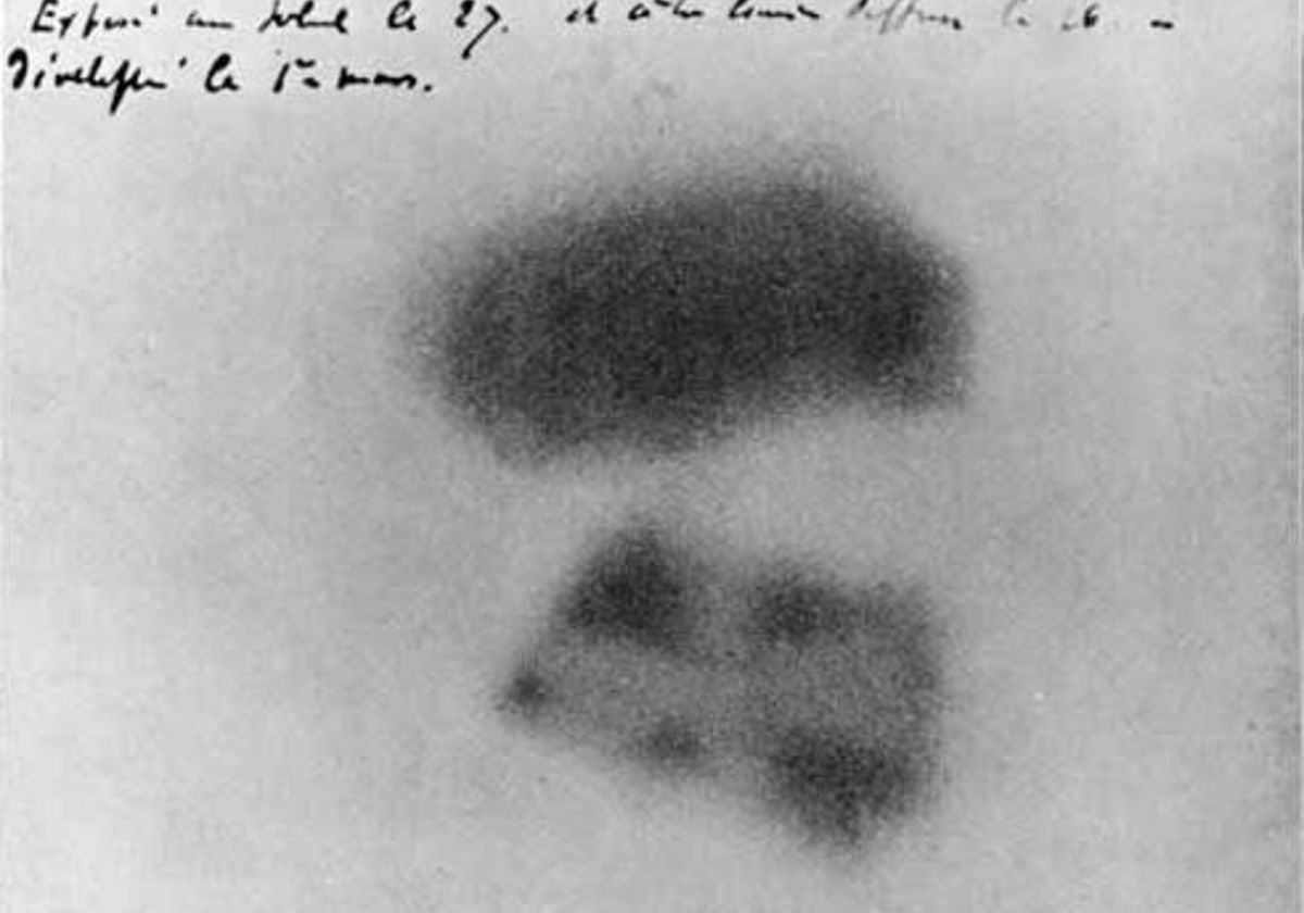 Las extrañas marcas que encontró Becquerel en una lámina fotográfica que dejó junto al uranio