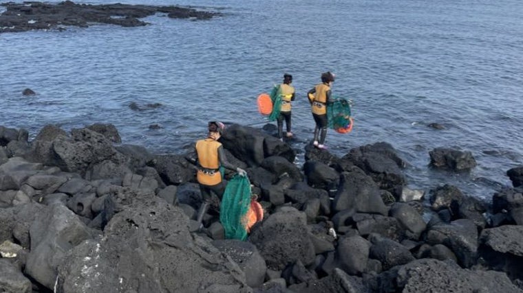 Un grupo de buceadoras coreanas en la isla de jeju