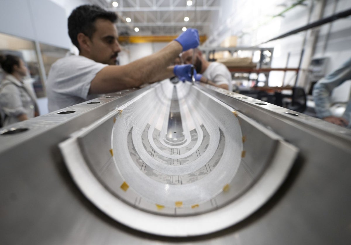 Los técnicos ultiman una de las planchas que conformarán uno de los imanes que se crean en el SMART-Lab