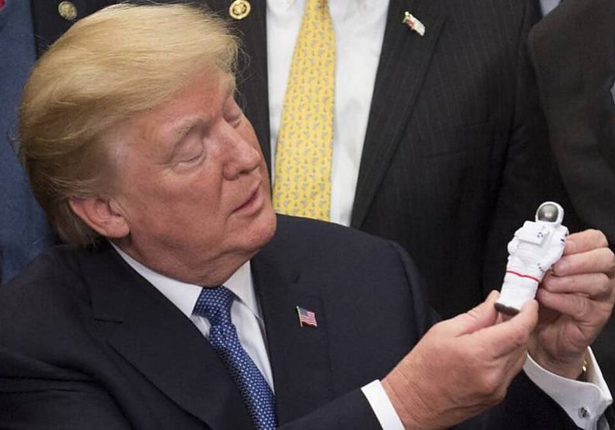 El presidente Donald Trump con un pequeño astronauta en sus manos