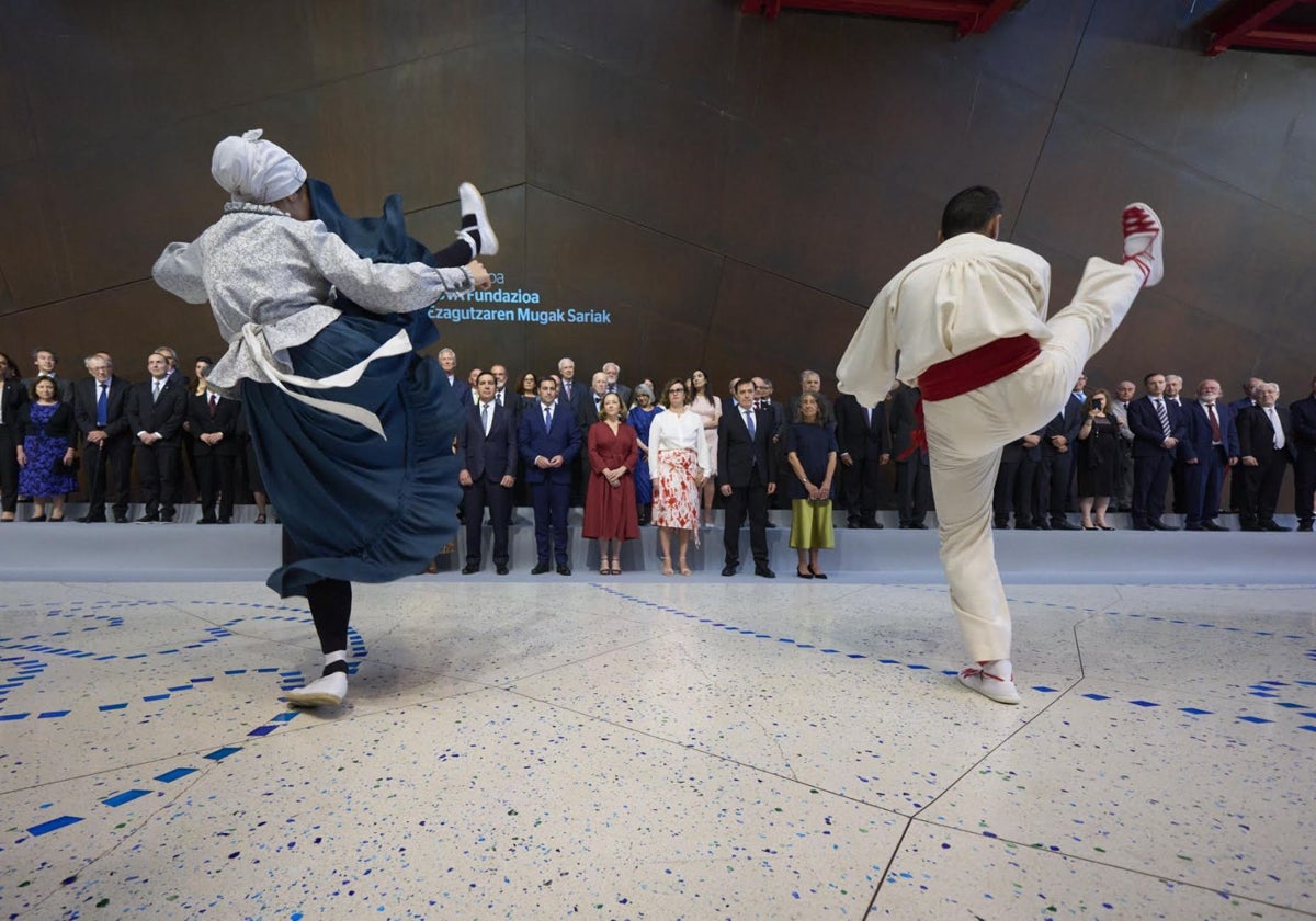 Momento del baile 'aurresku', en homenaje a los galardonados con los XVII Premios Fronteras del Conocimiento