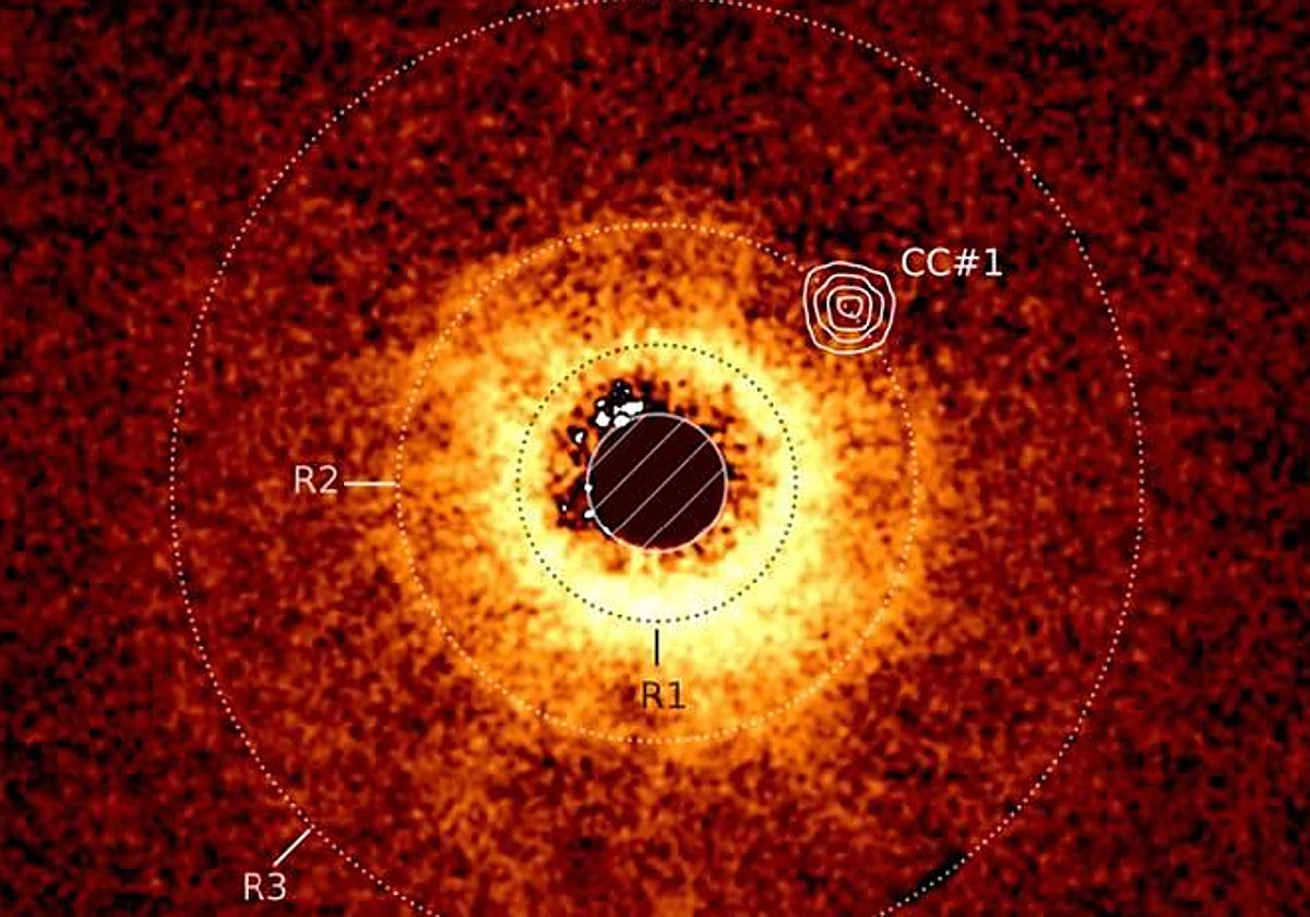 La imagen capturada con el instrumento MIRI del JWST muestra claramente el área vacía alrededor del exoplaneta TWA 7 B en el anillo R2 (CC #1)