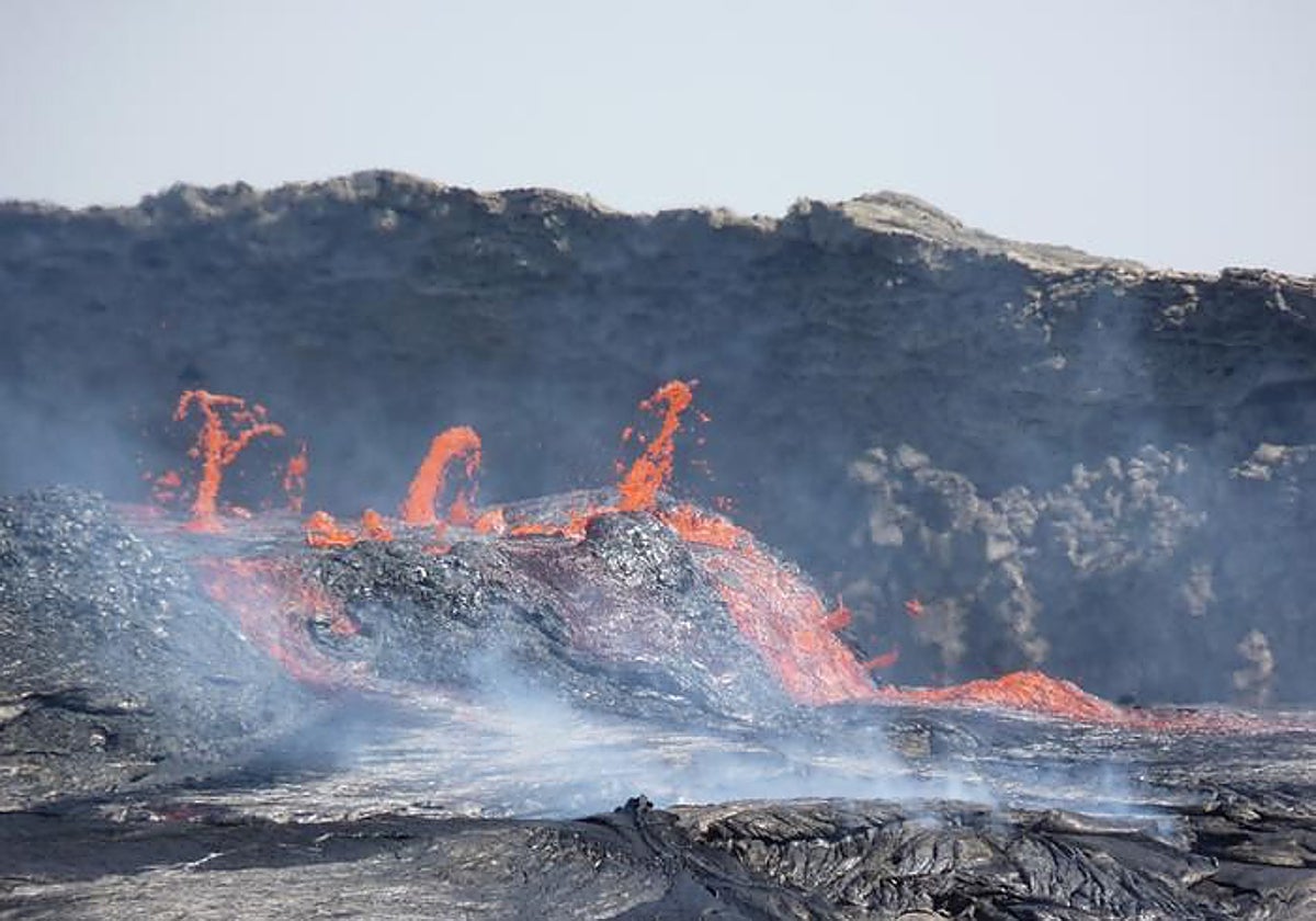Flujos de lava emanan del volcán Erta Ale, en Etiopía