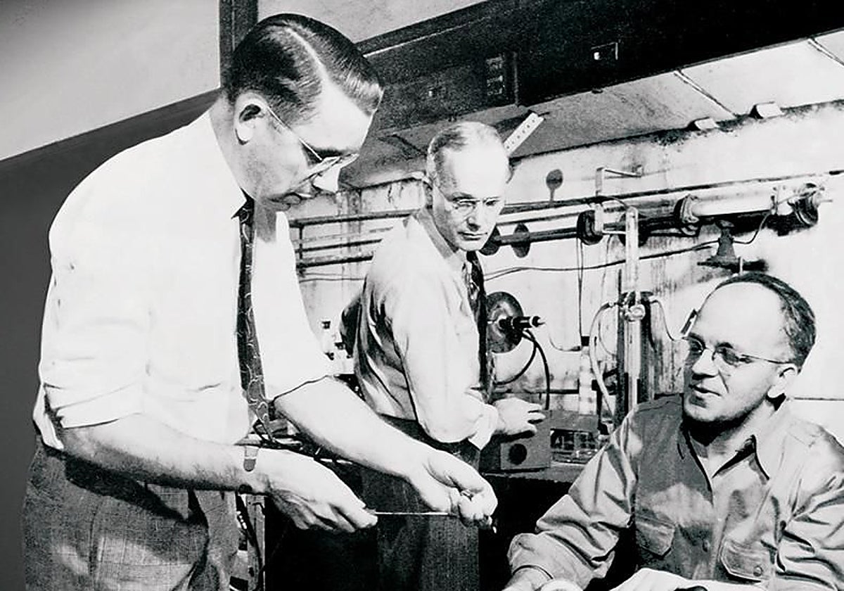 Roy Plunkett y otros dos químicos trabajan con el teflón