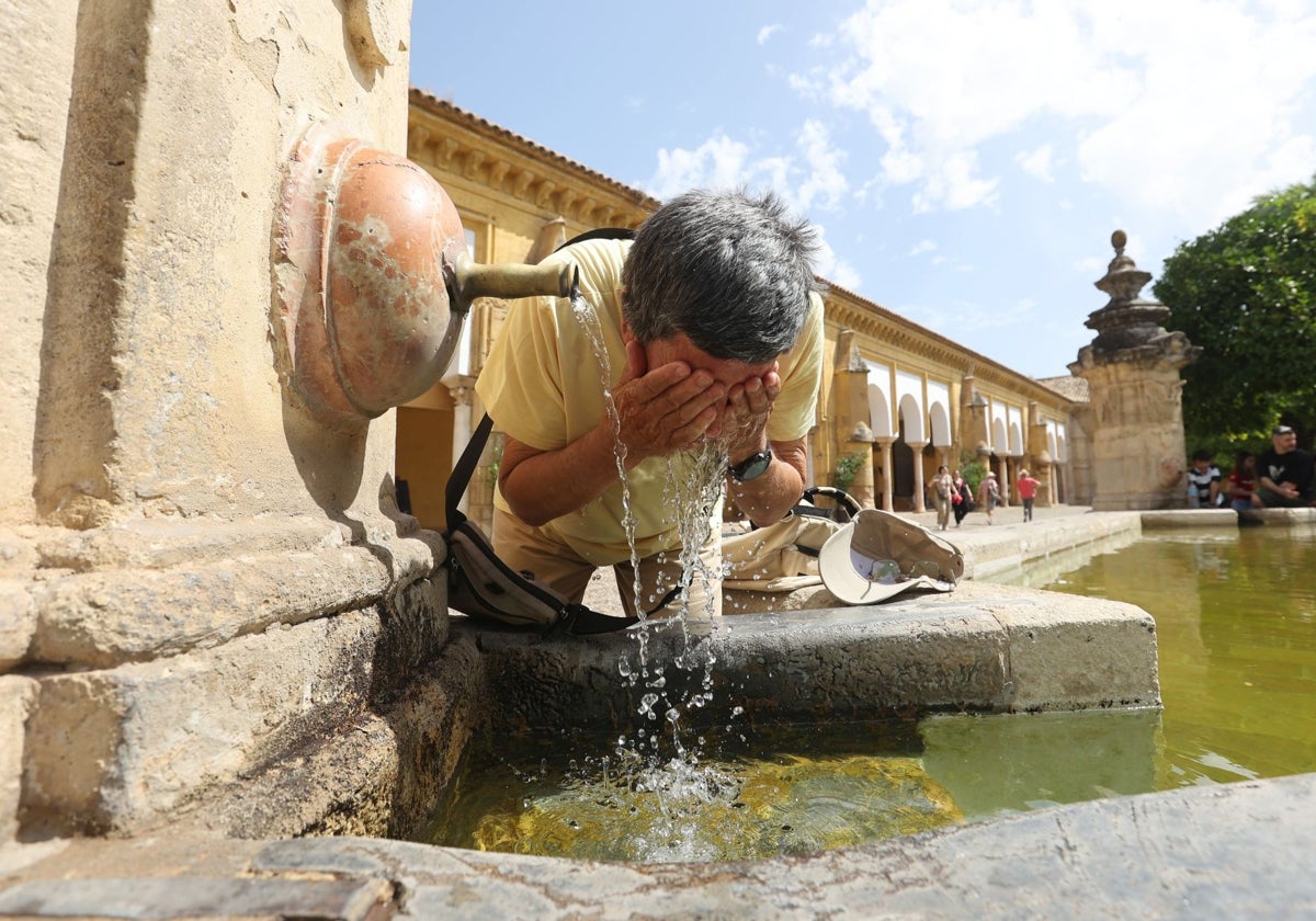 Una persona se refresca en una fuente durante la ola de calor