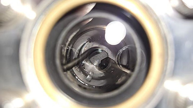 Rocas lunares recolectado por la misión Chang'E-5 en el fondo del reactor fototérmico creado por los investigadores chinos