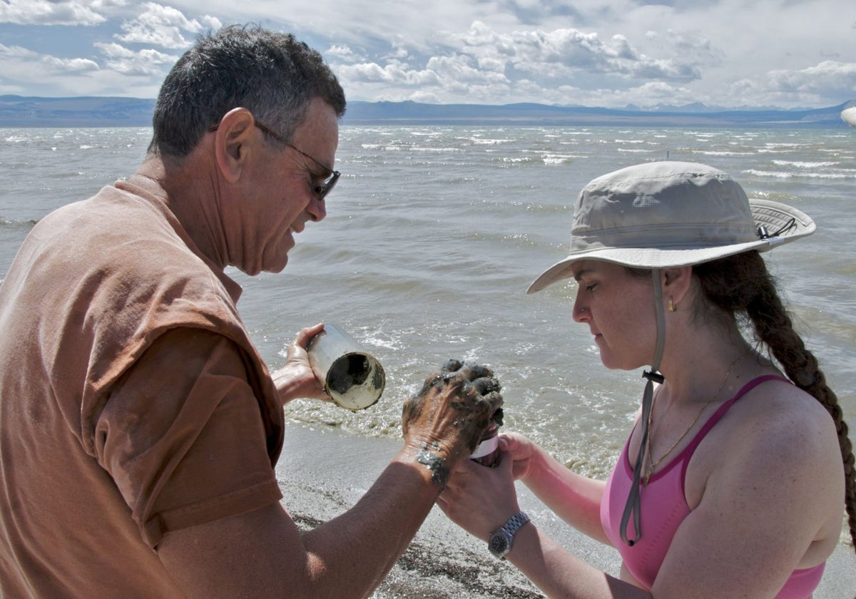Los investigadores Ronald Oremland y Felisa Wolfe-Simon, tomando muestras en el Lago Mono, en California, donde fue hallada la bacteria
