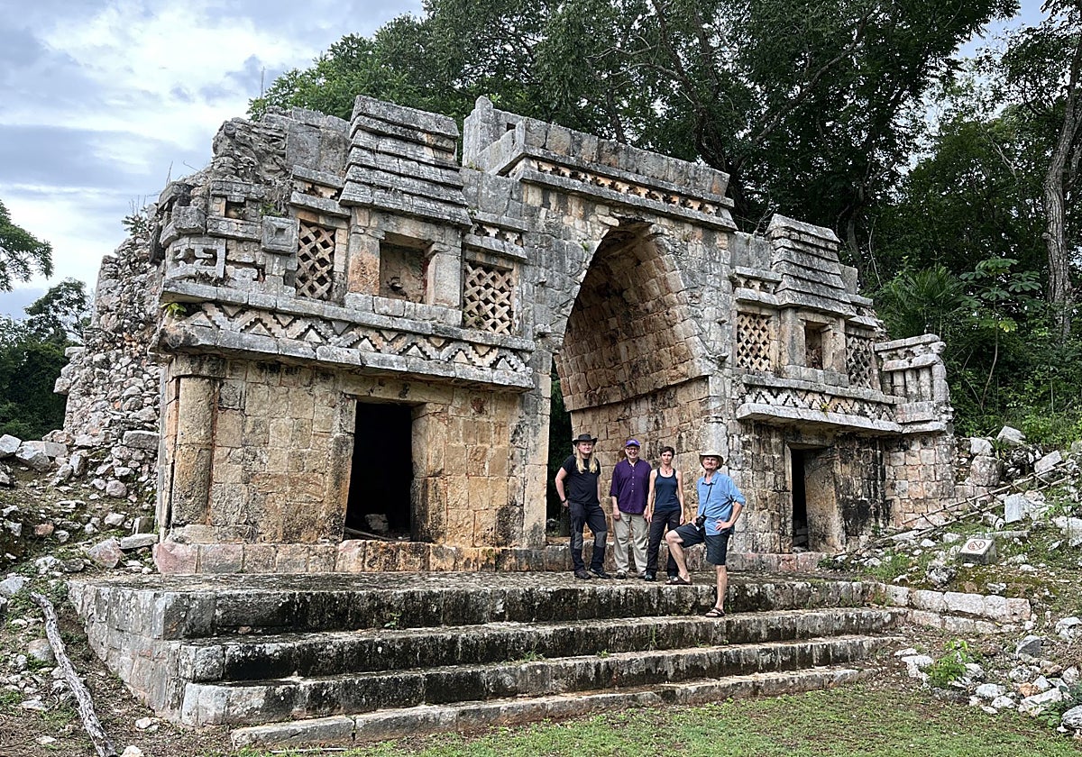 Los autores en el sitio arqueológico de Labná