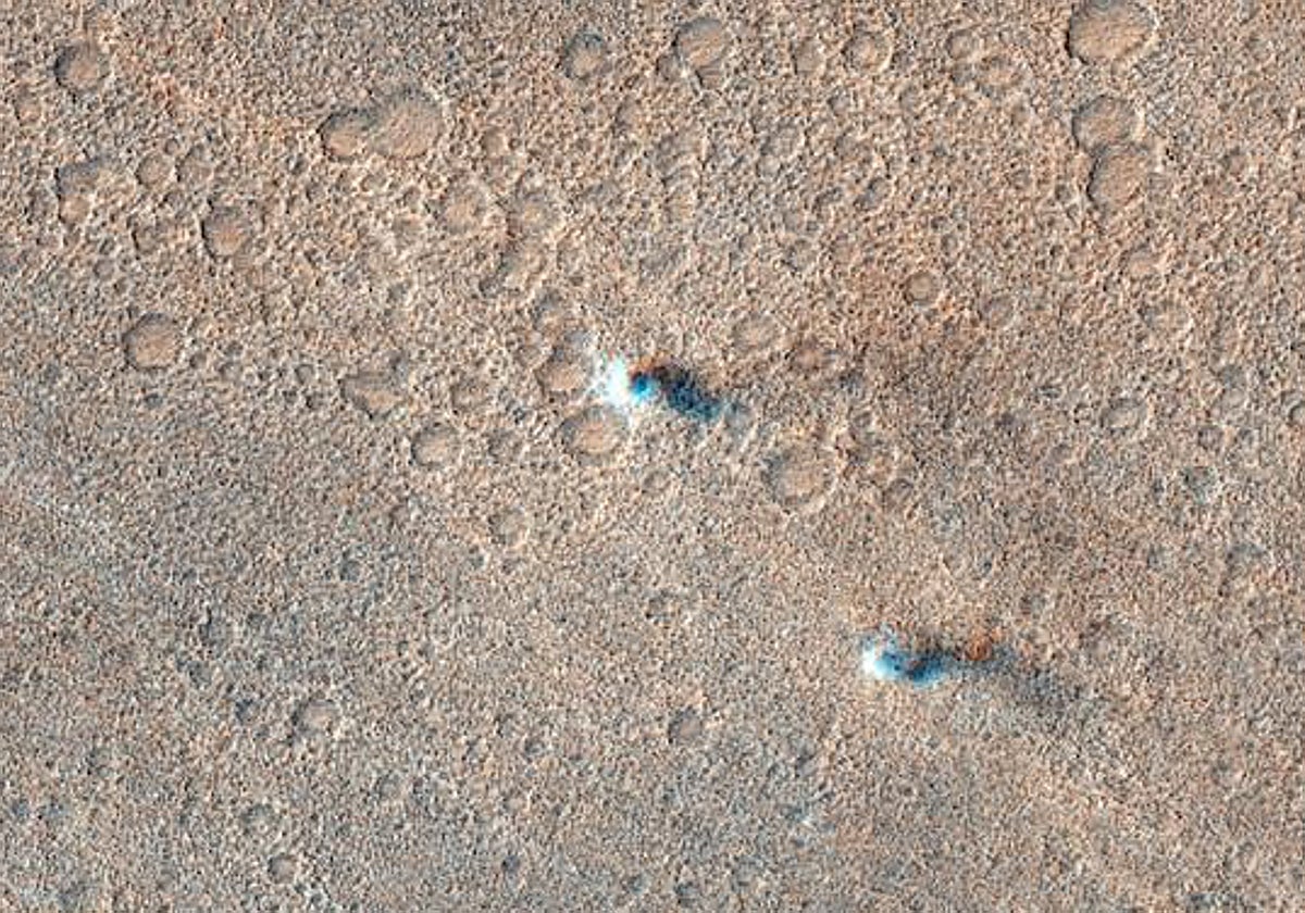 El Sistema de Imágenes de Superficie en Color y Estéreo (CaSSIS) a bordo del ExoMars Trace Gas Orbiter (TGO) de la ESA capturó estos tres remolinos de polvo rastreando la superficie marciana el 8 de noviembre de 2021